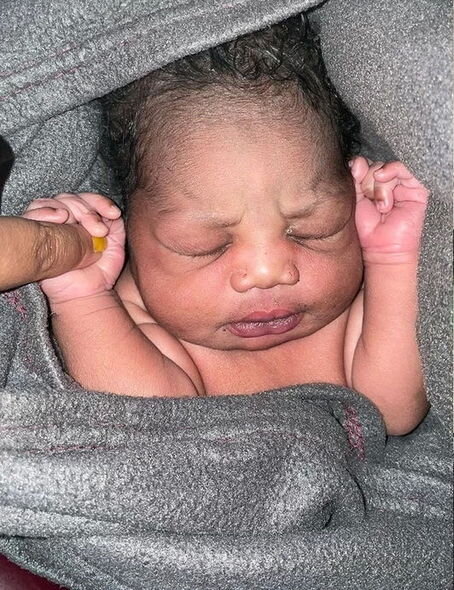 Uşağı təyyarədə dünyaya gətirdi – FOTO/VİDEO