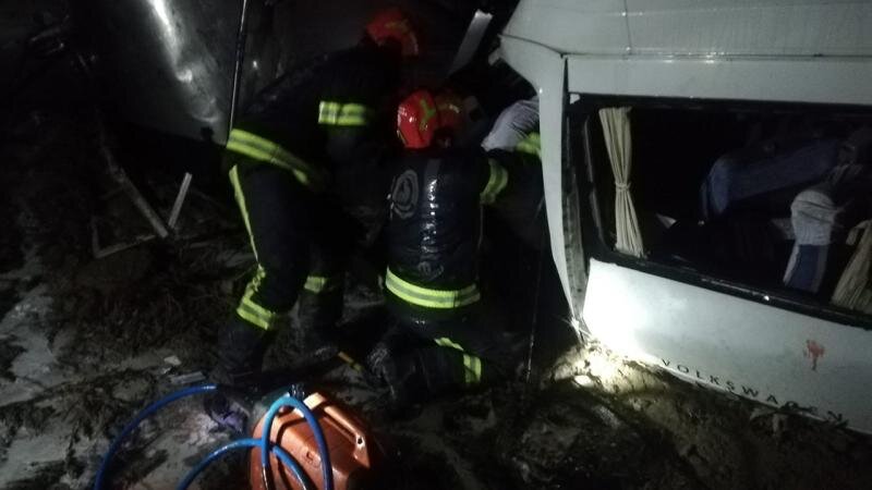 Türkiyədə yük maşını ilə mikroavtobus toqquşub