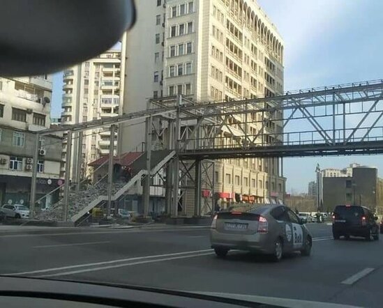 Bakıda piyada keçidi sökülür