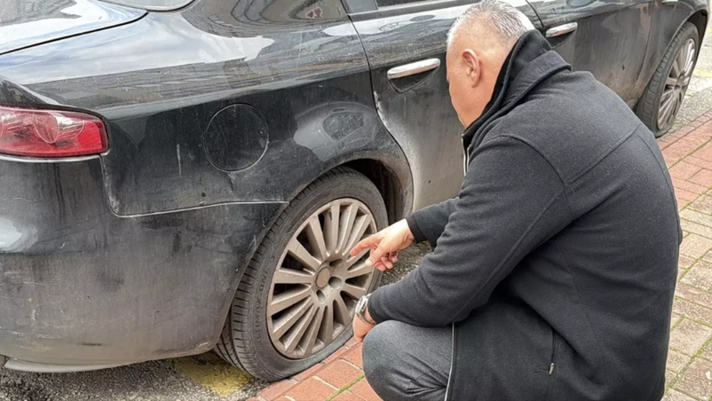 Naməlum şəxs park halında olan 20-yə yaxın avtomobilin təkərlərini kəsib - VİDEO
