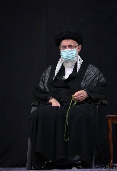 Xameneinin iqamətgahının sütunları Azərbaycan bayrağının rənglərinə boyanıb - FOTO