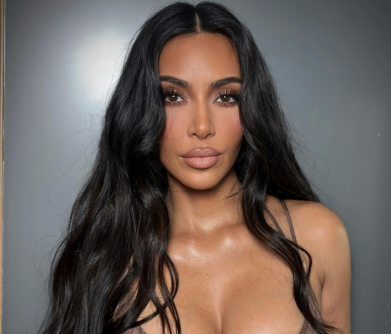 Məşhur ulduz maska ilə tanınmaz hala düşdü - FOTO