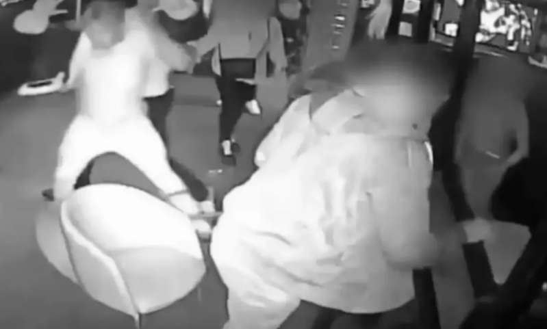 Sevgilisi ilə danışan şəxsə hücum edərək, onun qulağını kəsdi