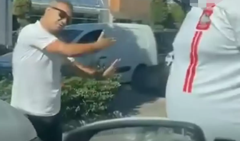 Yolda sürücülər arasında dava: Taksi sürücüsü ukraynalı turistin maşınının şüşəsini yumruqladı - VİDEO