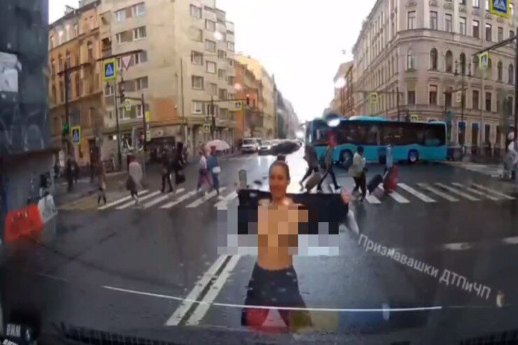 Qadın ona yol verməyən sürücüyə görün nə etdi - VİDEO