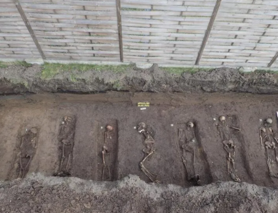 Polşada 128 nəfərin kütləvi məzarlığı tapıldı