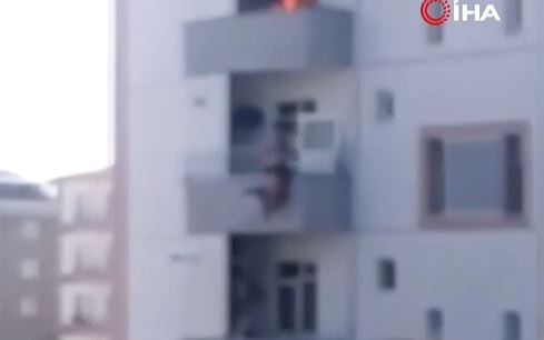 Özünü yanan binadan atan qadını görün necə xilas etdilər-VİDEO