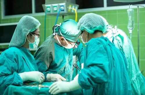 73 yaşlı qadının qarnından 35 illik DÖL ÇIXARILDI