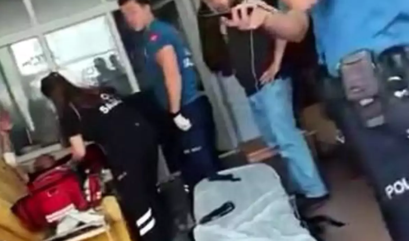 Anasını narahat edən ev sahibi dəfələrlə bıçaqladı