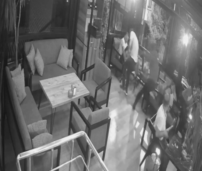 Kafeyə silahlı hücum : 1 nəfər yaralanıb