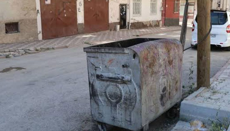 11 aylıq körpə zibil konteynerinin yanında tapıldı: Ata axtarışa verildi