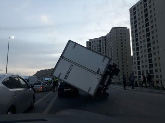 Bakıda külək yük avtomobilini aşırdı - FOTO