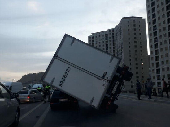 Bakıda külək yük avtomobilini aşırdı - FOTO