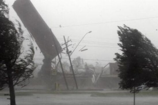 Siyəzəndə güclü külək icra nümayəndəliyinin binasını qəzalı vəziyyətə salıb