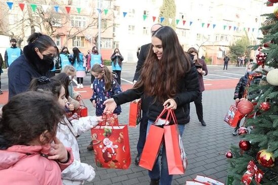 Leyla Əliyeva Bakıda abadlaşdırılan daha bir həyətin açılışını edib, ağac əkib - FOTO