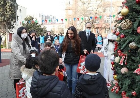 Leyla Əliyeva Bakıda abadlaşdırılan daha bir həyətin açılışını edib, ağac əkib - FOTO