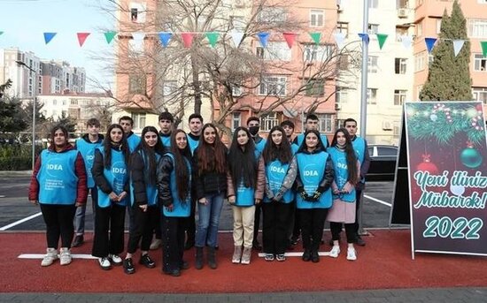 Leyla Əliyeva Bakıda abadlaşdırılan daha bir həyətin açılışını edib, ağac əkib - FOTO