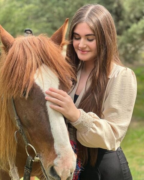 Lalə Azərtaşdan 17 yaşlı qızı ilə bağlı paylaşım