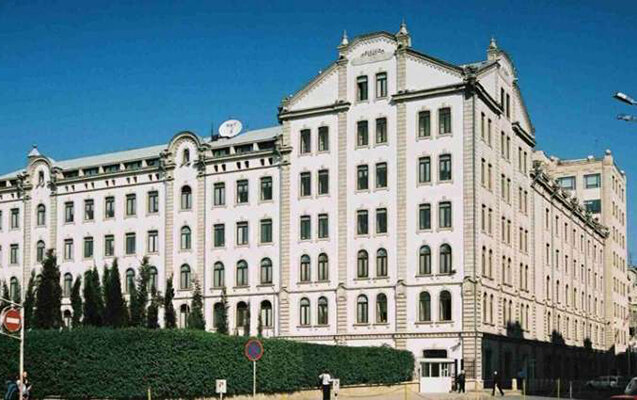 "Landmark" biznes mərkəzi satıldı - İşçilər binaya buraxılmadı