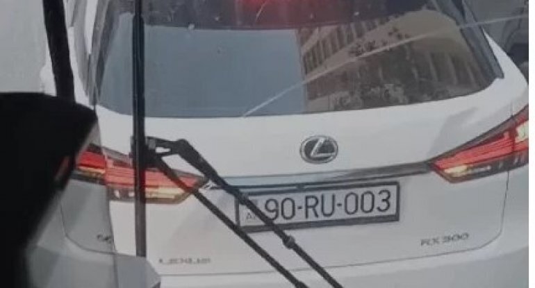 Bakıda qadın sürücü yolu kəsərək avtobusa yol vermədi - VİDEO