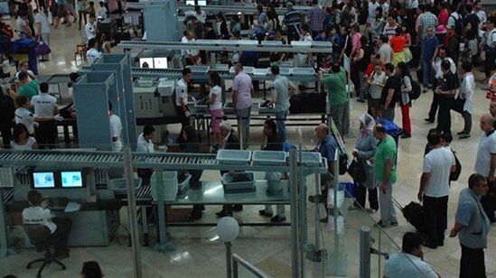 Sərnişinlər hava limanında etiraza qalxdı - Video