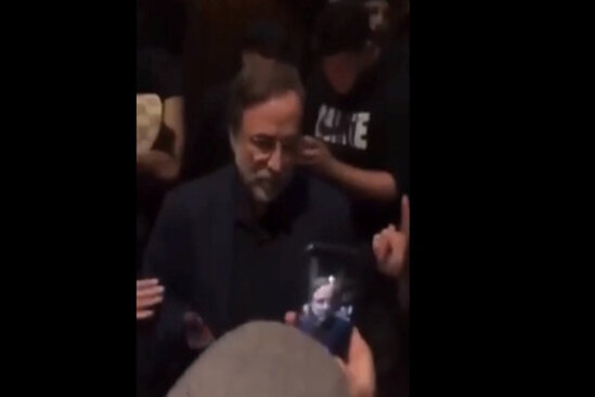 Londonda etirazçılar İran səfirini DÖYDÜLƏR - VİDEO