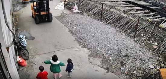 Uşaqlar traktorun altında qalmaqdan son anda xilas oldular - VİDEO