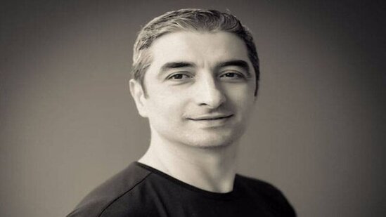 Maşın vuran əməkdar artistin vəziyyəti ağırdır: Çanaq sümüyü sınıb, qara ciyəri zədələnib - FOTO