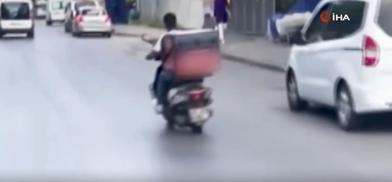 Tıxacda nasaz təkərlə hərəkət edən motosiklet qeydə alındı - VİDEO