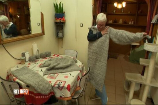 İt yunundan toxuduğu jaketi kralın oğluna verəcək