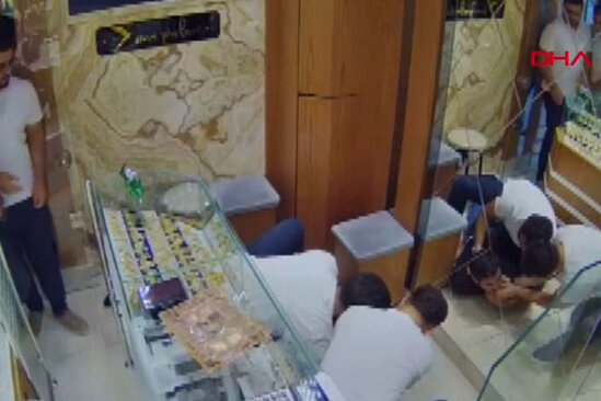 Türkiyədə dili qatlanan müştərini satıcı xilas etdi - VİDEO