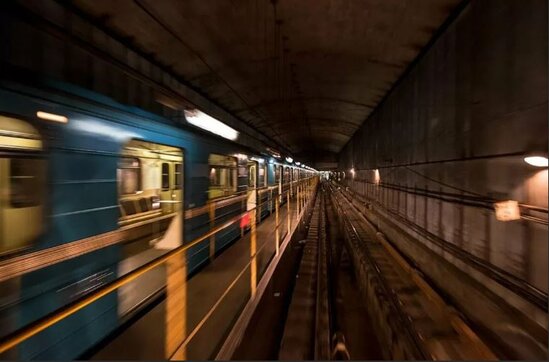 Qadın relslərə yıxıldı amma ... -VİDEO
