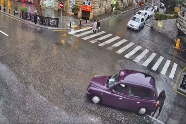 "London taksisi" piyadanı vurdu - VİDEO