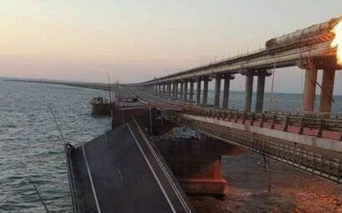 Ukrayna Krım körpüsünü partlatdı - VİDEO