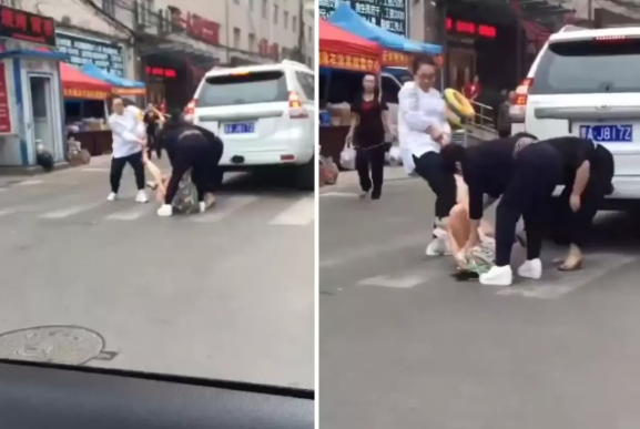 Aldadılan qadın küçənin ortasında ərinin sevgilisini döydü - VİDEO