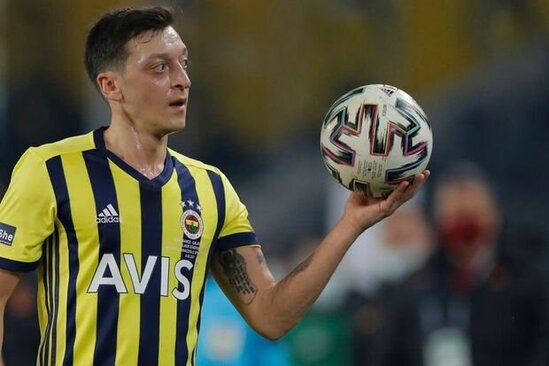 Məsut Özil bacısının toyunda oynadı – VİDEO