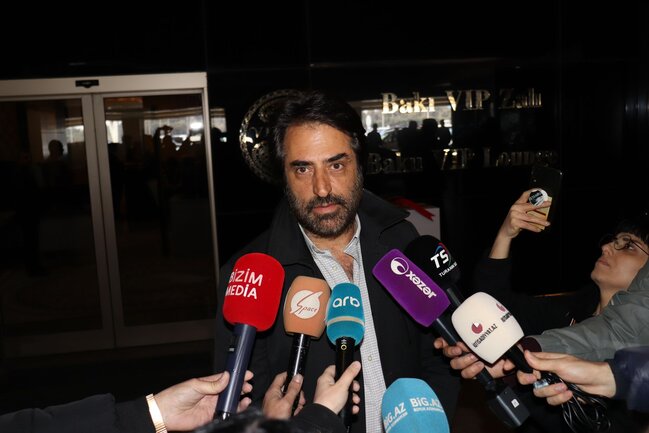 Mahsun Kırmızıgül Bakıda sualları cavablandırdı - FOTO-VİDEO