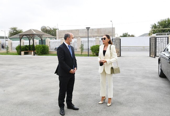 Mehriban Əliyeva Binədə yeni inşa edilən məktəbdə - FOTOLAR