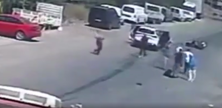 15 yaşlı uşağın idarə etdiyi avtomobil motosikletə çırpıldı: bir nəfər ağır yaralandı - VİDEO