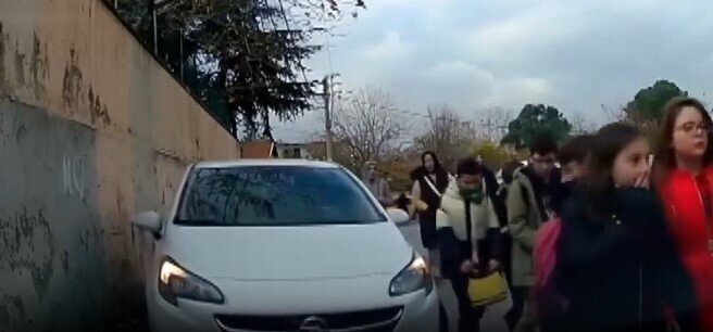 Məktəb önündə qorxulu anlar: sürücü avtomobilini şagirdlərin üzərinə sürdü
