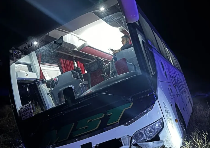 Sürücü yediyi yeməkdən zəhərləndi, avtobus qəzaya uğradı