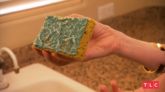 Xəsis milyonçu su puluna qənaət üçün çirkli qabları silir, qonaqlara isə... – FOTO/VİDEO