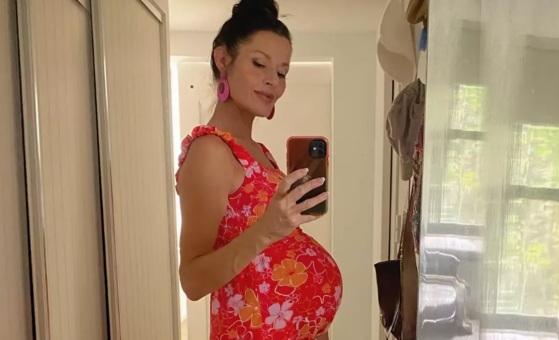 Məşhur aktrisa 47 yaşında 7-ci dəfə ana olub