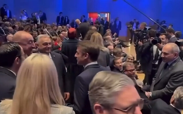 Əliyevlə Makronun səmimi görüşü - Video