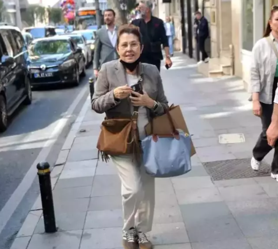 Məşhur müğənninin makyasız halı diqqət çəkib - VİDEO