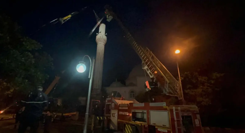 Güclü fırtına məscid minarəsinə ziyan vurub