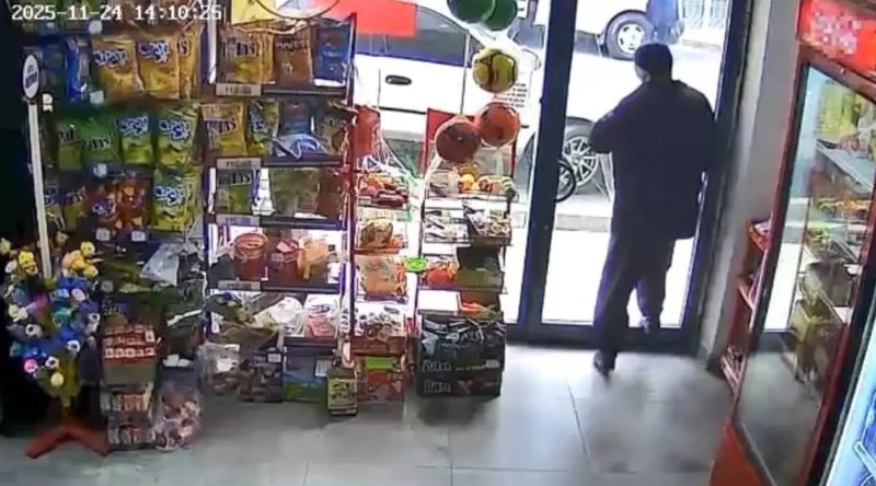 Marketdən çıxarkən qapını görmədi, başı ilə şüşəni qırdı - VİDEO