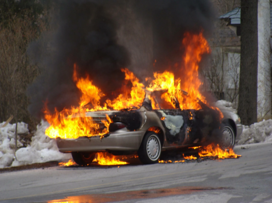 İtaliyada partlayış oldu: Bir çox avtomobillər yandı
