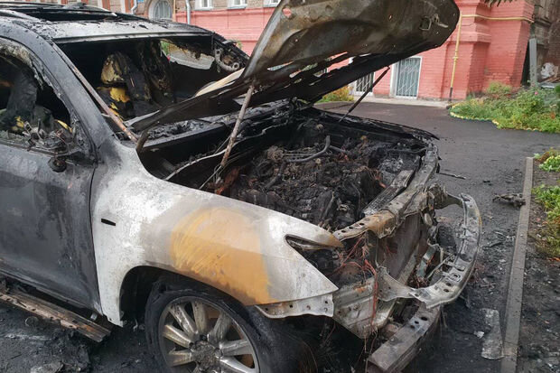 Bakıda iş adamından 100 min manat tələb etdilər, maşınına od vurdular - FOTO/VİDEO