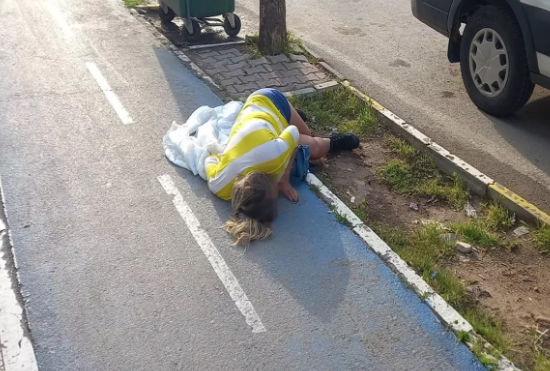 Sürücü qadını avtomobildən yol qırağına atıb qaçdı - VİDEO
